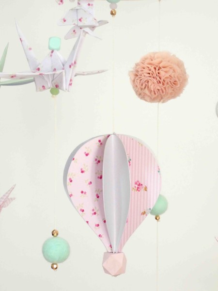 Mobile bébé montgolfière origamis rose pâle et vert eau - CréaMaga