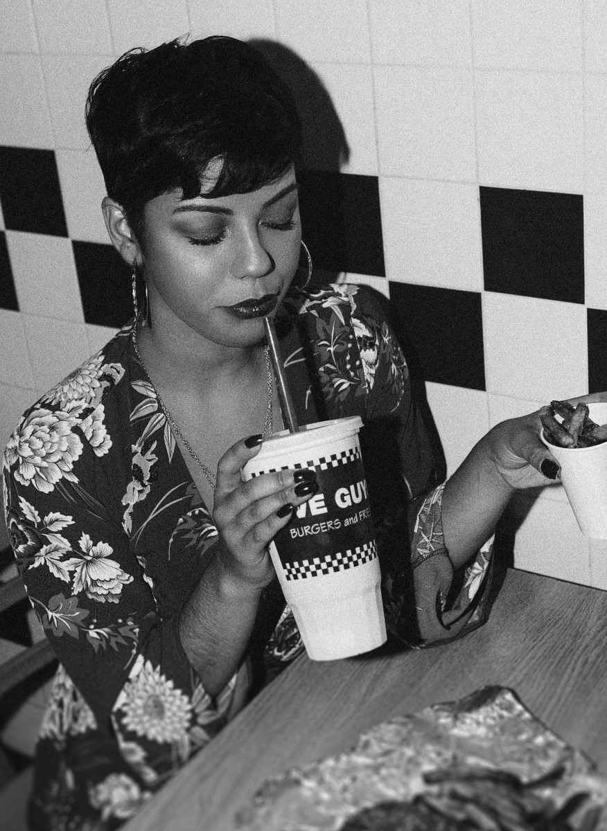 Portrait - Woman junk food