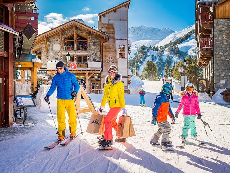 Vacances en famille montagne hiver ski aux pieds shopping