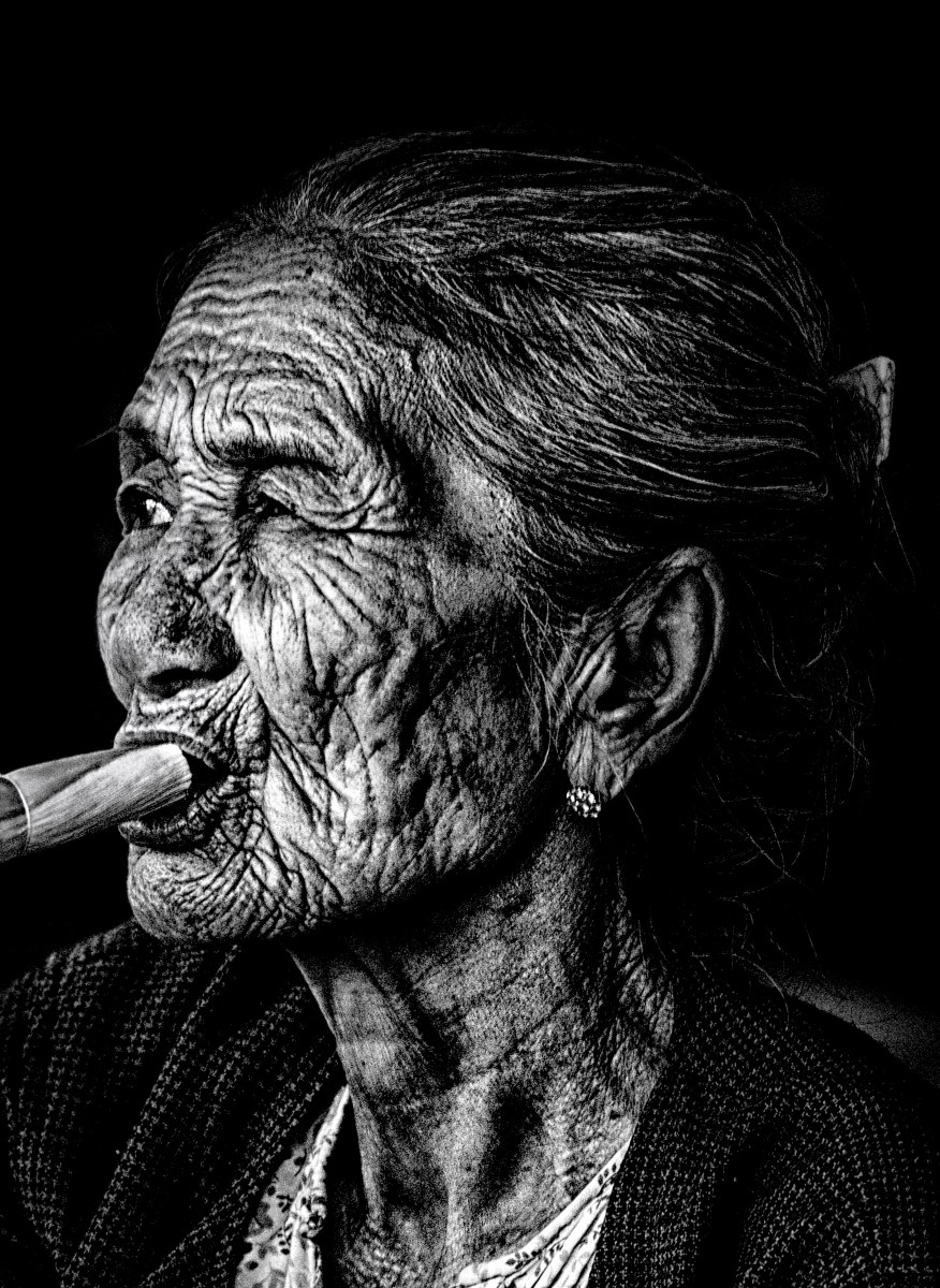 Portrait - Cubaine fumant cigare