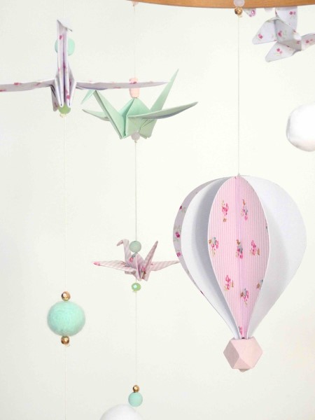 Création papier enfants. Mobile avec des montgolfières.