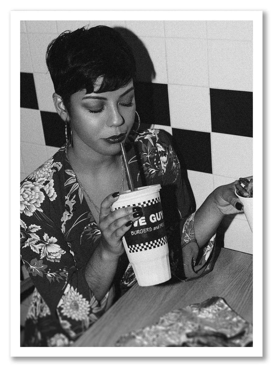 Portrait - Woman junk food